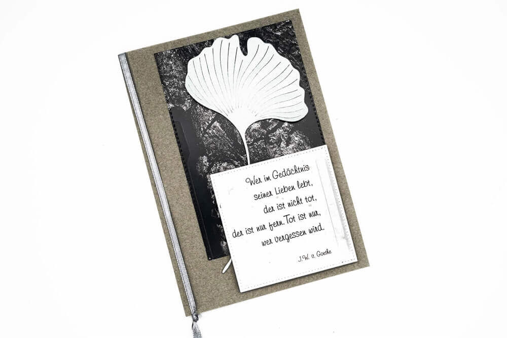 Handgefertigte Grußkarte mit schwarz-weißem Design mit Stanzschablone Zwei Ginkgoblätter und deutschem Text von Stanzenshop.de.