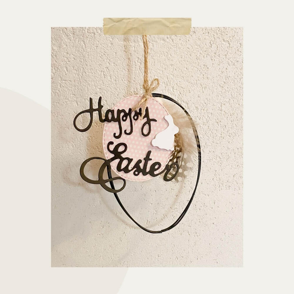 Eine Stanzschablone: Zwei Hasen und Schriftzug „Frohe Ostern“-Schild an der Wand, erhältlich bei Stanzenshop.de für Stanzschablonen g
