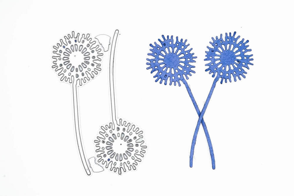 Links eine schwarz-weiße Strichzeichnung von zwei stacheligen Löwenzahn-Formen auf gebogenen Stängeln, rechts eine blaue Version - ideal zum Basteln oder Scrapbooking mit der "Stanzschablone: Zwei Löwenzahn Pflanzen" von Stanzenshop.de.