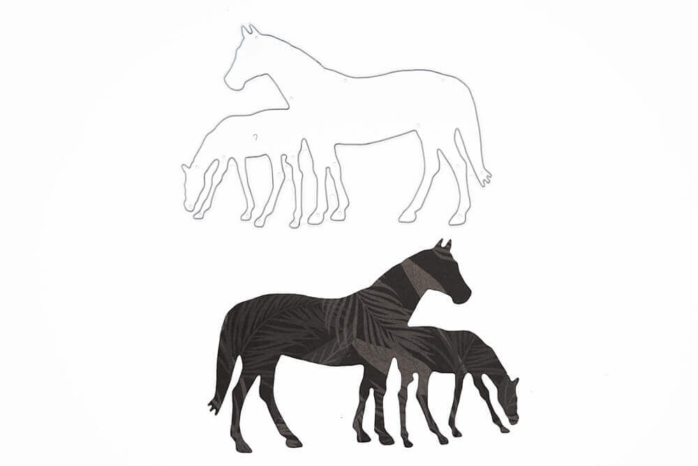 Eine schwarz-weiße Zeichnung eines Pferdes und eines Fohlens, die eine wunderschöne Stanzschablone Zwei Pferde auf einer Stanze von Stanzenshop.de ergibt.