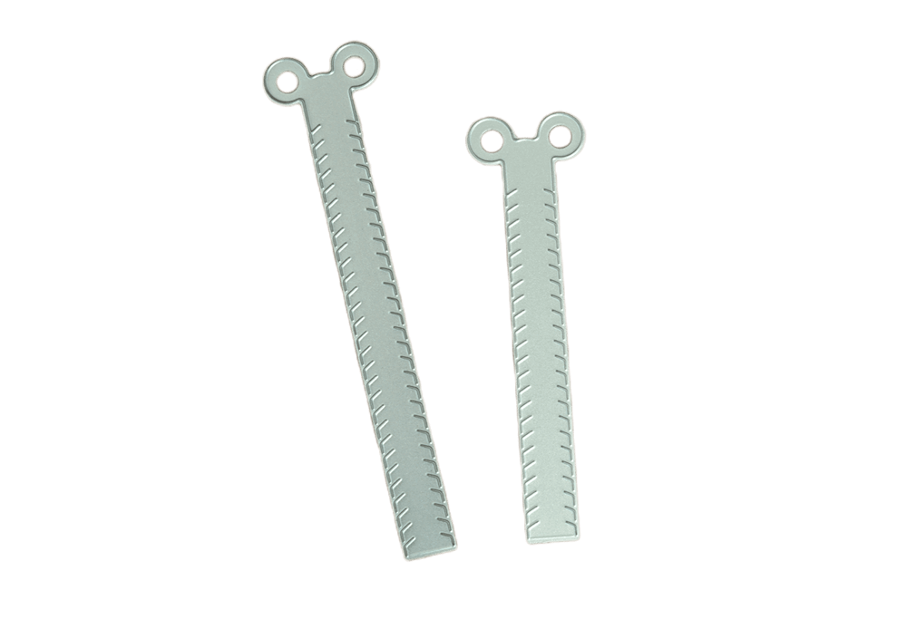 Zwei flache, silberne Stanzenshop.de "Stanzschablone Zwei Reißverschlüsse für Gutscheine", die nebeneinander auf weißem Hintergrund abgebildet sind - perfekt für Basteln oder Stanzschablonen-Projekte.