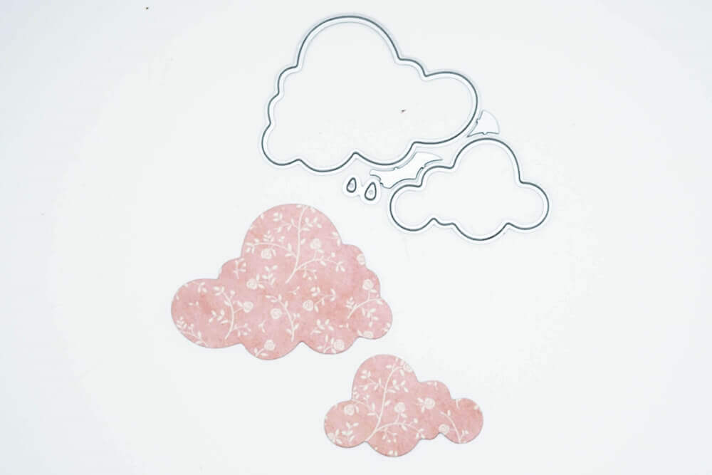 Ein rosa Stanzschablonen-Set von Stanzenshop.de mit zwei Wolken und Regentropfen zu günstigen Preisen.