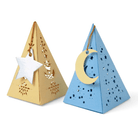 Mit dem Sizzix - Thinlits Die Set 7PK Celestial Favor Box von Lisa Jones können Sie zwei pyramidenförmige Papierlaternen basteln, eine gelbe mit einem Sternanhänger und eine blaue mit einem Mondanhänger, beide mit dekorativen Ausschneidemustern versehen. Maße in cm angegeben.
