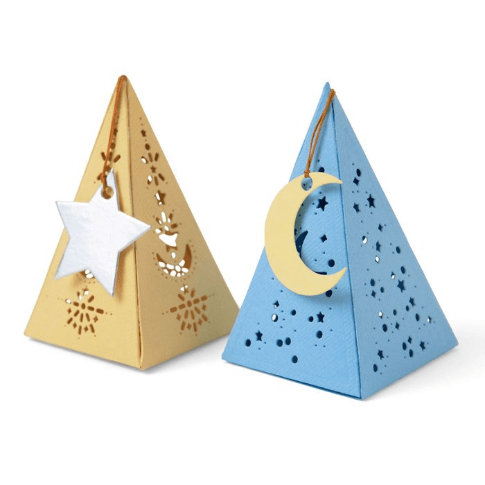 Mit dem Sizzix - Thinlits Die Set 7PK Celestial Favor Box von Lisa Jones können Sie zwei pyramidenförmige Papierlaternen basteln, eine gelbe mit einem Sternanhänger und eine blaue mit einem Mondanhänger, beide mit dekorativen Ausschneidemustern versehen. Maße in cm angegeben.