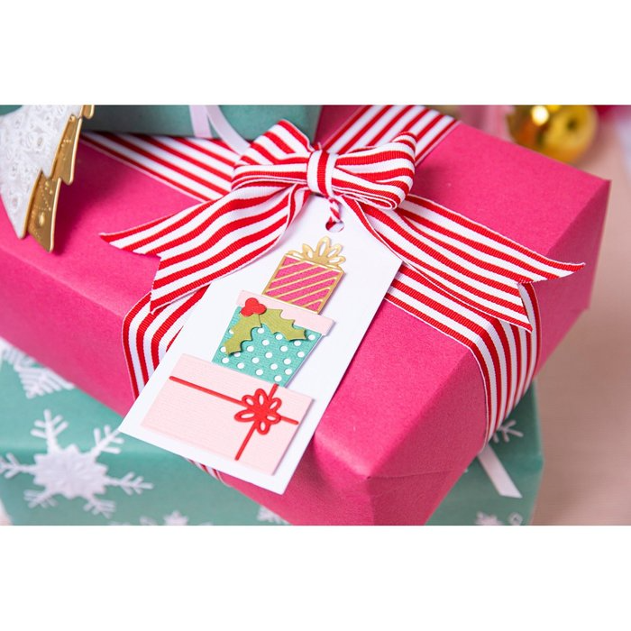 Eine Sizzix Thinlits Die Set Festive Gifts-Geschenkbox mit einem rot-weißen Geschenkanhänger.