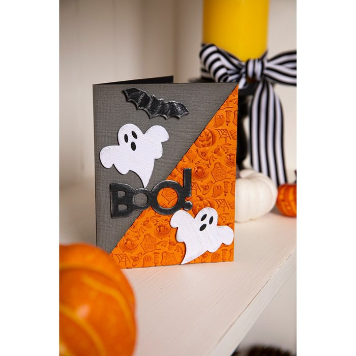 Eine Sizzix • Thinlits Die Set Halloween Motifs-Karte mit Geistern und Kürbissen.