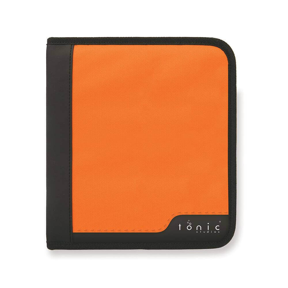 Der Tonic Studios Ringordner für Stanzschablonen hat ein orange-schwarzes Design mit weißem "Tonic Studios"-Logo und enthält 3 doppelseitige magnetische Seiten zum Organisieren von Magnet-Blatt oder A4 Ringbuchvorräten.