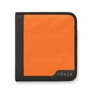 Der Tonic Studios Ringordner für Stanzschablonen hat ein orange-schwarzes Design mit weißem "Tonic Studios"-Logo und enthält 3 doppelseitige magnetische Seiten zum Organisieren von Magnet-Blatt oder A4 Ringbuchvorräten.