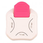 Der Vaessen Creative - 3-in-1 Eckenstanzer 14-17-20mm von Vaessen Creative verfügt über Markierungen für 14 mm, 17 mm und 20 mm gebogene Schnitte - ideal, um abgerundete Ecken in Ihre Papierarbeiten einzubauen.