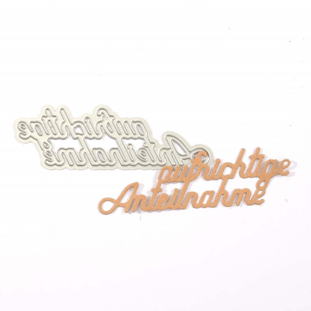 Die Vaessen Creative Stanzschablone Schriftzug "aufrichtige Anteilnahme" ist eine dekorative Ergänzung zu jeder Bastel- oder Stanzschablonenkollektion und zeigt die deutschen Worte für "aufrichtige Anteilnahme" in Schreibschrift.