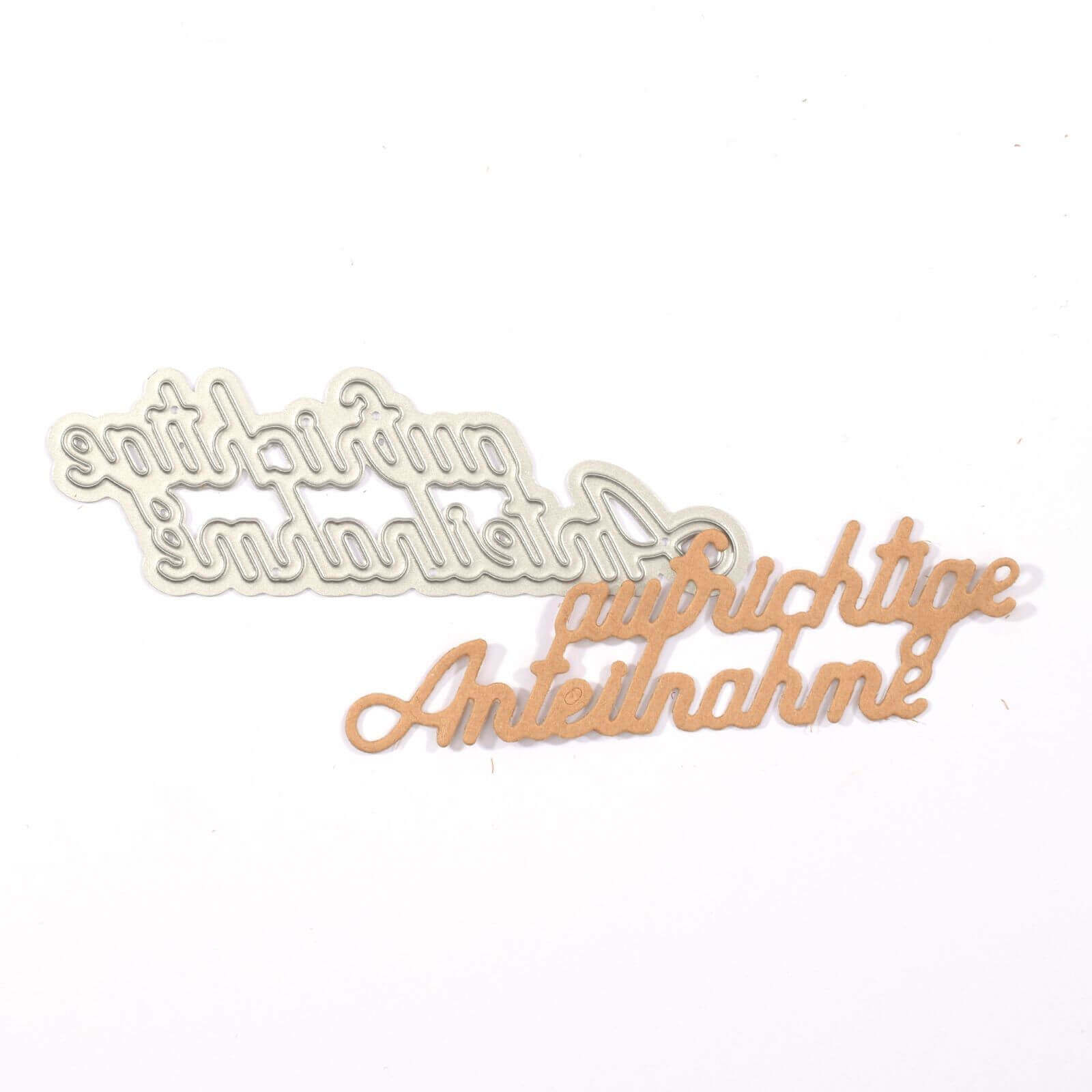 Die Vaessen Creative Stanzschablone Schriftzug "aufrichtige Anteilnahme" von Vaessen Creative zeigt den deutschen Satz für "aufrichtiges Beileid" in Schreibschrift, ideal für Bastelprojekte auf weißem Hintergrund.