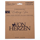 Braune Verpackung für Vaessen Creative Stanzschablone Schriftzug "von Herzen" mit Herz; perfekt zum Basteln, mit Produktinfo und Vaessen Creative Branding.