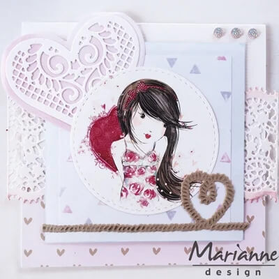 Handgefertigte Karte mit Marianne Design - Collectables Präge- und Stanzschablone Eline's Entenfamilie, verziert mit Spitze, Rankenherz und geschichteten Papierausschnitten - ideal für Scrapbooking. Logo "Marianne Design" unten rechts.