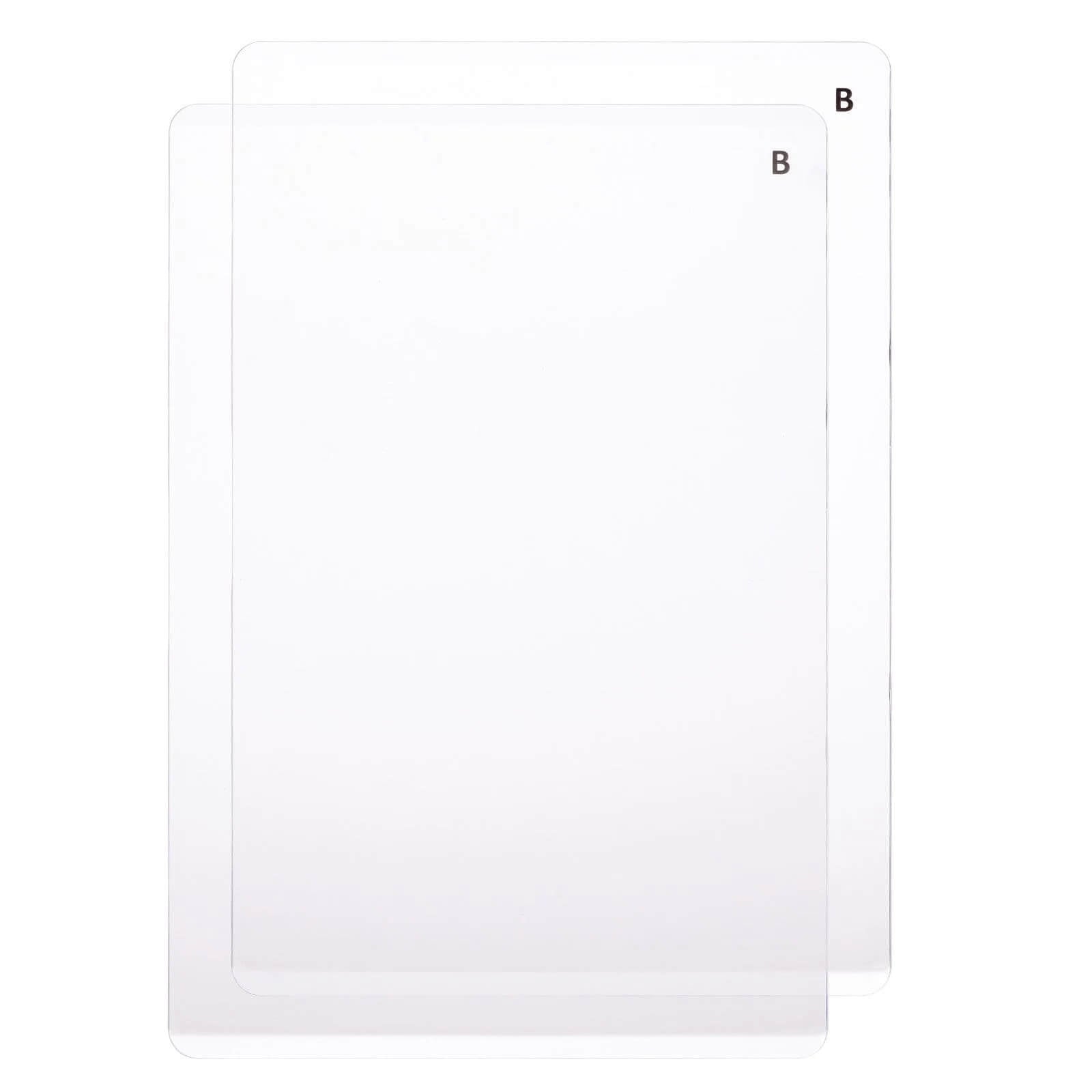 Zwei durchsichtige rechteckige Acrylplatten, die oben rechts jeweils mit "B" gekennzeichnet sind, werden überlappend gezeigt. Es handelt sich um die Vaessen Creative - Cut Easy Grundplatte (B) 2St., kompatibel mit der Vaessen Creative Cut Easy A5 Stanz- und Prägemaschine.