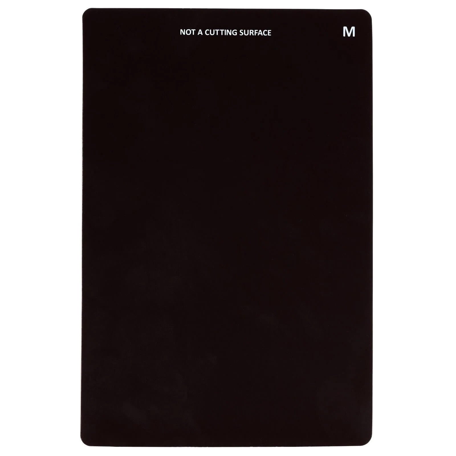 Die Vaessen Creative - Cut Easy Magnetische Schneidplatte © ist eine rechteckige schwarze Matte für die Vaessen Creative Cut Easy Stanz- und Prägemaschine mit der Aufschrift "NOT A CUTTING SURFACE" und einem "M" am oberen Rand.