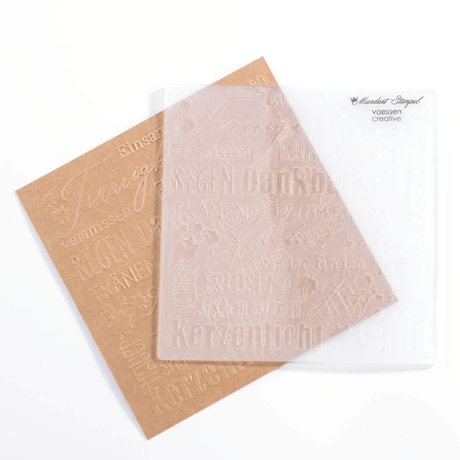 Der Prägefolder Mundart Stempel - Prägeschablone deutscher Text "Trost" von Mundart Stempel mit deutschen Wörtern ist ideal für die Verwendung auf braunem Papier mit einer Präge- und Stanzmaschine wie der Sizzix BigShot.