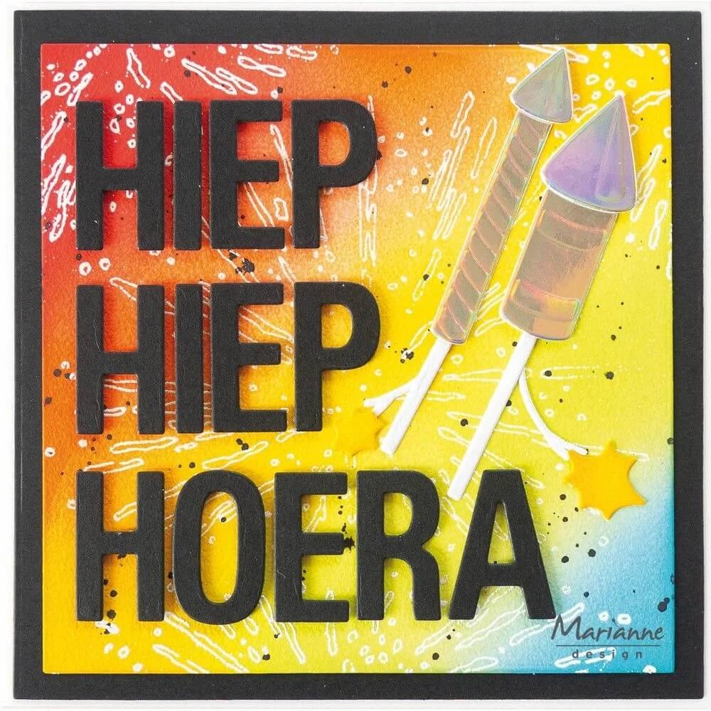 Eine Pappkarte mit den Worten „Hip Hip Hoera“ von Marianne Design • Creatable Fireworks.