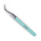 Die Sizzix 664140 gebogene Pinzette mit feiner Spitze verfügt über eine silberne Spitze, einen hellblauen Griff mit Sizzix-Logo und ist dank kompakter Produktabmessungen perfekt für präzise Detailarbeiten sowie platzsparende Aufbewahrung.