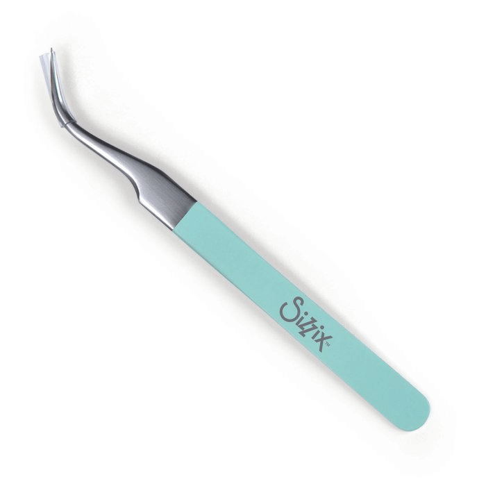 Die Sizzix 664140 gebogene Pinzette mit feiner Spitze verfügt über eine silberne Spitze, einen hellblauen Griff mit Sizzix-Logo und ist dank kompakter Produktabmessungen perfekt für präzise Detailarbeiten sowie platzsparende Aufbewahrung.